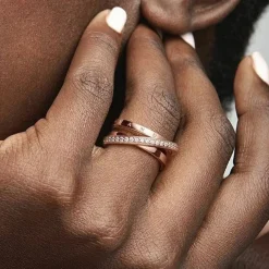 Pandora Bague<Anneau Triple Pavé Croisé Signature - Métal Doré à l'or fin 585/1000