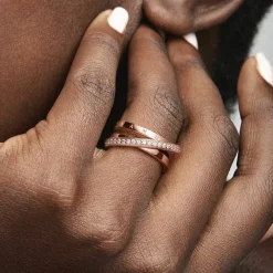 Pandora Bague<Anneau Triple Pavé Croisé Signature - Métal Doré à l'or Rose fin 585/1000